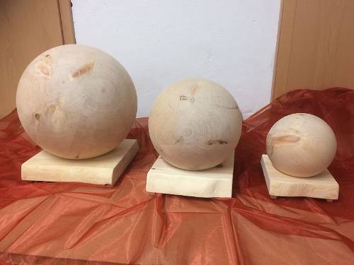 Zirbenkugeln in drei Gr&ouml;&szlig;en mit Ablage