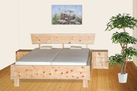 Zirbenbett mit Nachtschr&auml;nckchen