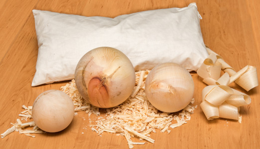 Zirbenkissen mit Zirbensp&auml;ne und Zirbenkugeln